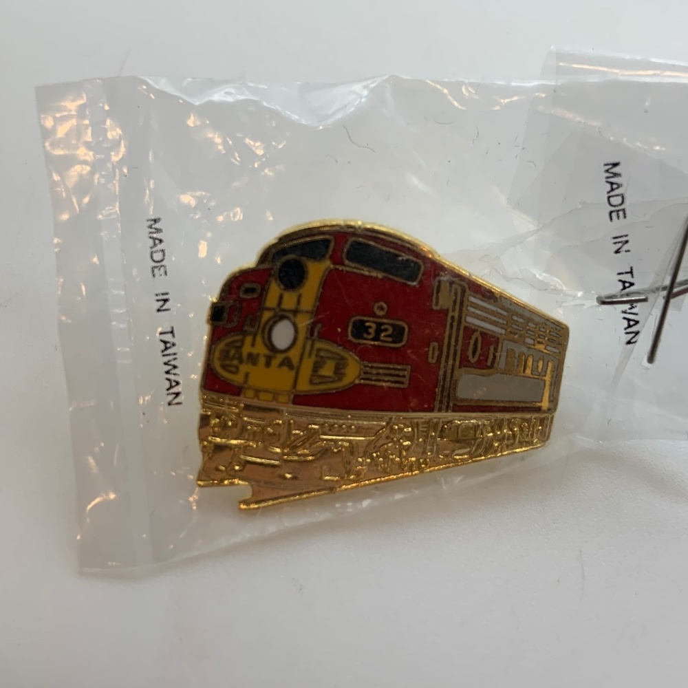 Vintage Santa Fe Railroad Train 32 Retro Red/Gold Collectible Lapel Pin